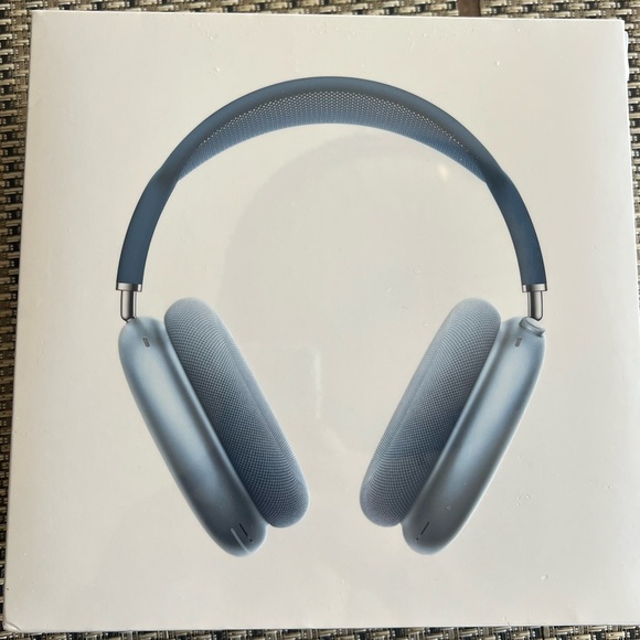 Brand New AirPods Max with Smart case - Picture 1 of 4